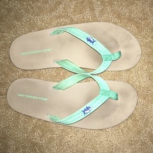 Southern tide flip flops size 7